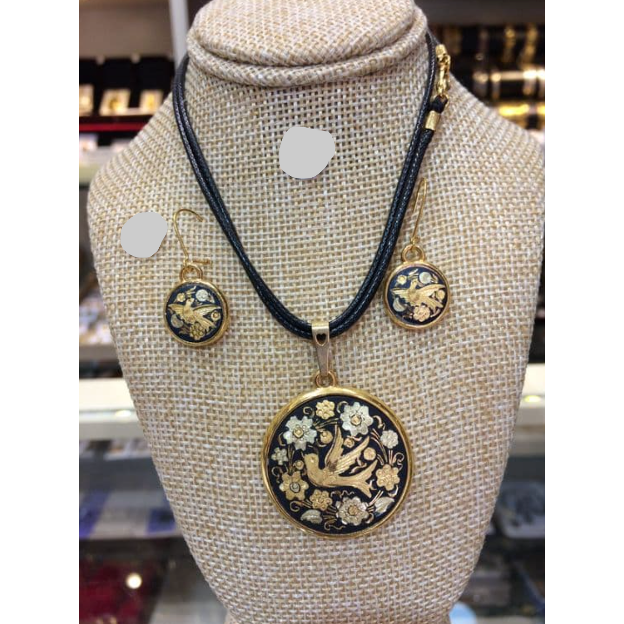 JUEGO DE COLGANTE Y PENDIENTES, CON DAMASQUINADO DE TOLEDO EN ORO Ref: nº 1