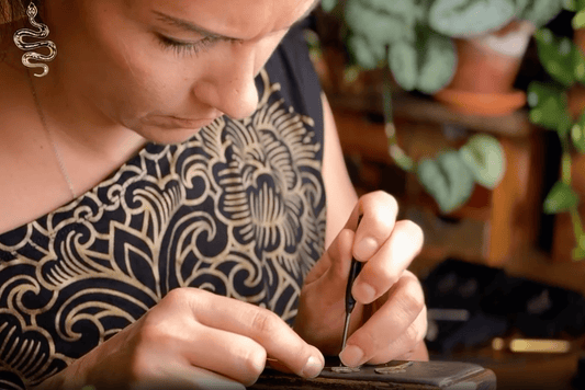 Vive el arte del damasquinado en directo en nuestra tienda - El Arte de Toledo