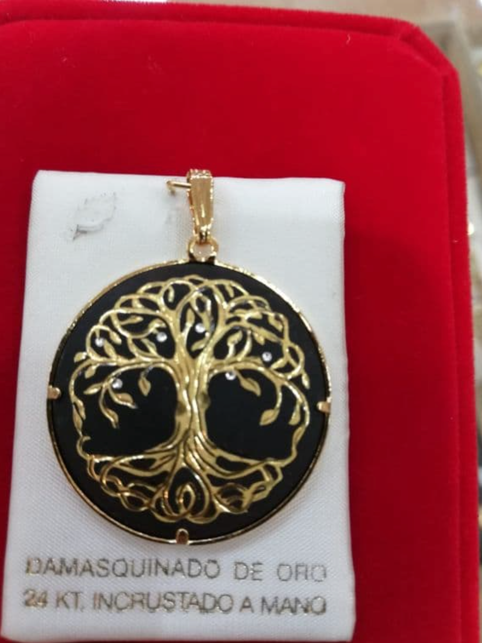 Árbol de la vida hecho con hilo de oro con cadena